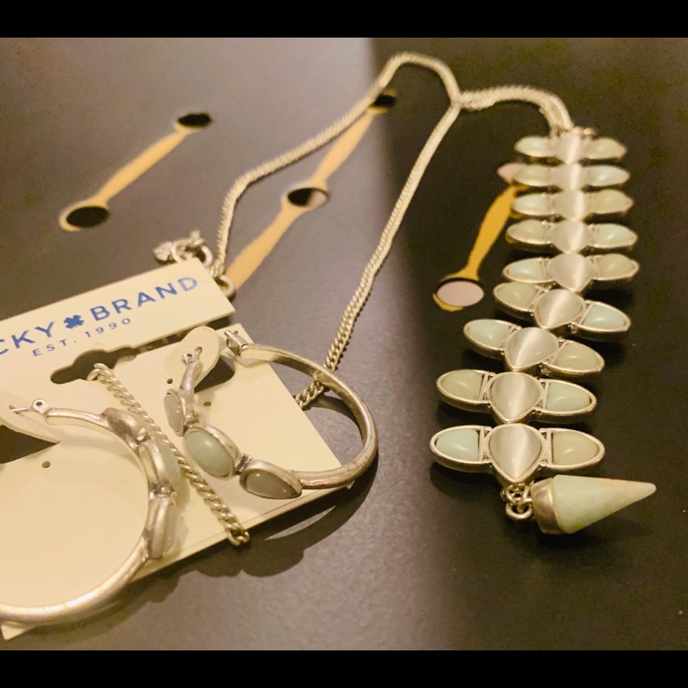 Necklace earrings set
